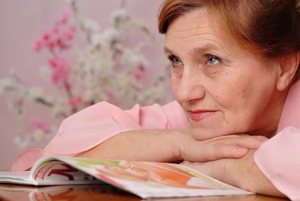 Ευτυχής ηλικιωμένη γυναίκα διαβάζοντας ένα βιβλίο — Φωτογραφία Αρχείου