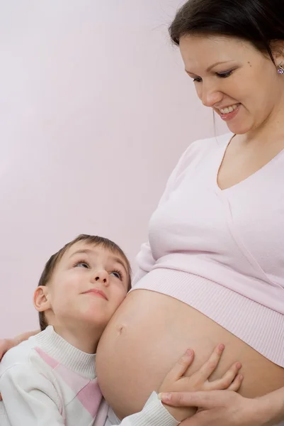 Bastante embarazada madre abrazando hijo —  Fotos de Stock