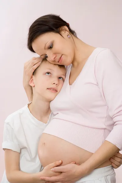 Mutter umarmt ihren Sohn zärtlich — Stockfoto