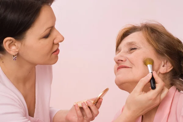 Dotter till en mamma gör makeup — Stockfoto