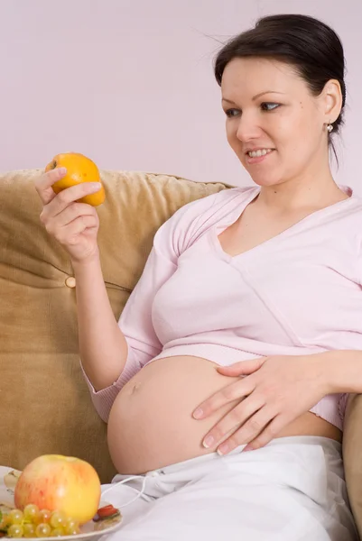 Ragazza incinta è seduta — Foto Stock