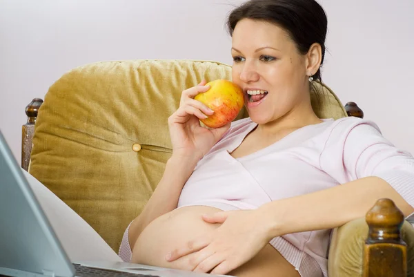 Oturup güzel bir hamile kadın — Stok fotoğraf