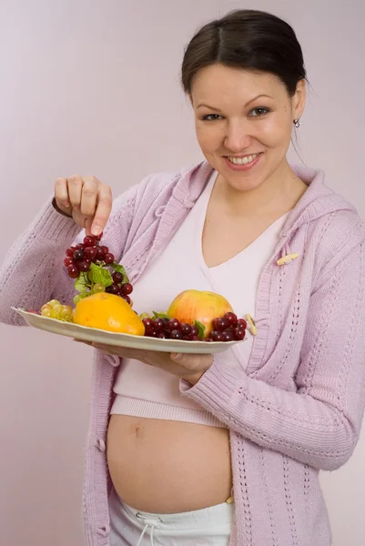 Беременная женщина стоит — стоковое фото