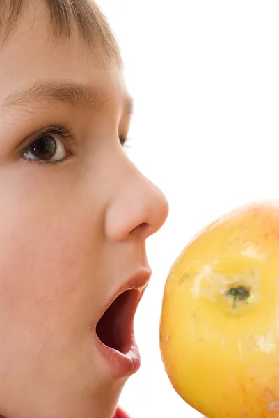 Kind ist ein gelber Apfel — Stockfoto