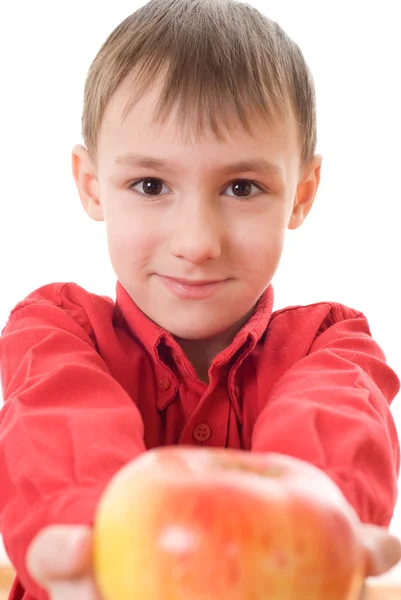 Kind hält einen Apfel in der Hand — Stockfoto
