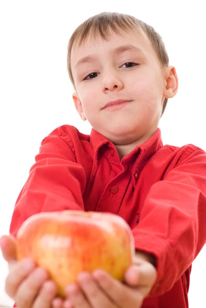 Jongen in een rode shirt houden een appel — Stockfoto