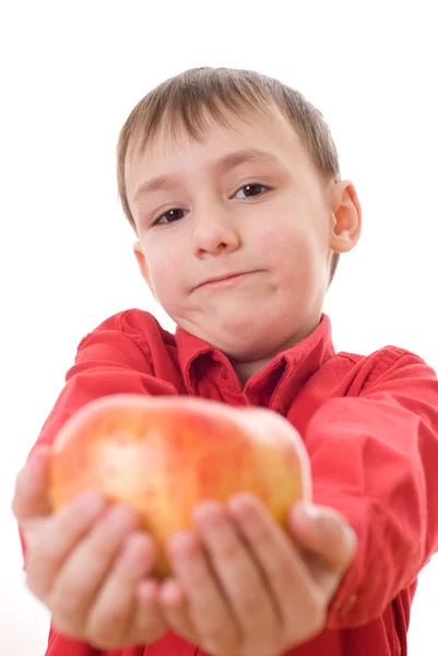 Barn i en röd skjorta innehar äpplen — Stockfoto