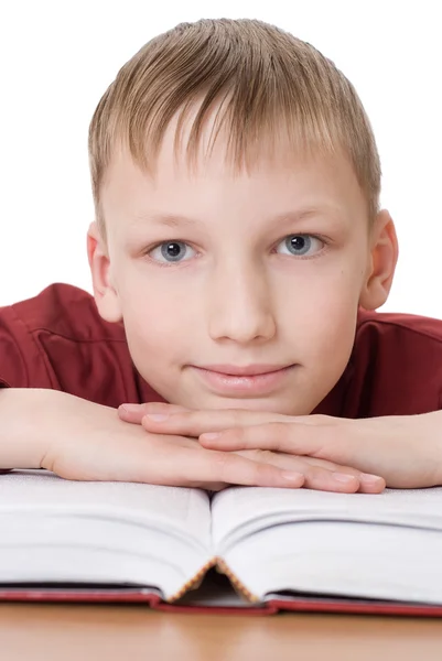 Vackra pojke med en bok och drömmar — Stockfoto