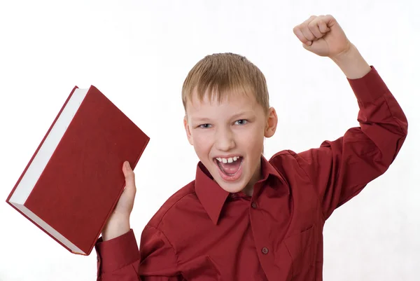Мальчик в красной рубашке с книгой — стоковое фото