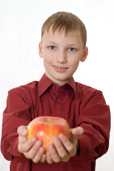 Garçon dans une chemise rouge tenant une pomme — Photo