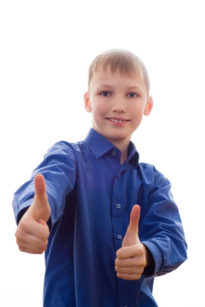 Pojke i en blå skjorta står och ler — Stockfoto