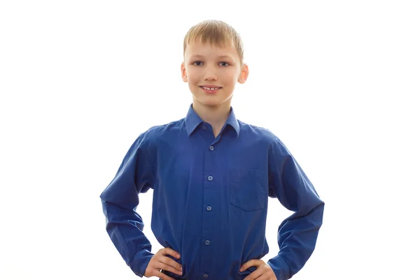 Pojke i en blå skjorta och leende — Stockfoto