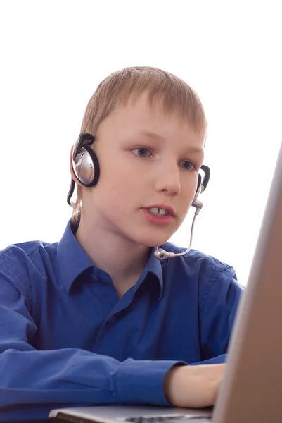 Boy i joga no laptop — Fotografia de Stock