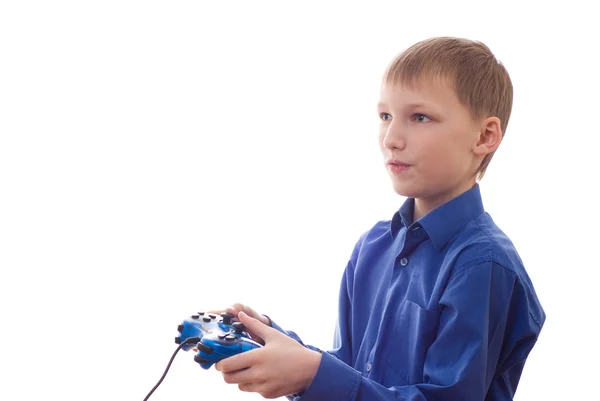 Knappe jongen in een blauw shirt staat — Stockfoto