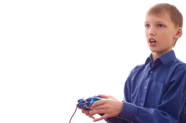 Chlapec v modrém tričku stojí a hraje — Stock fotografie