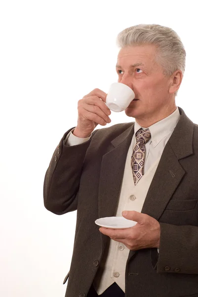 Человек пьет из чашки на — стоковое фото