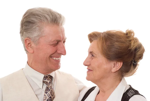 Yaşlı çift birlikte ayakta ve gülümseyerek — Stok fotoğraf
