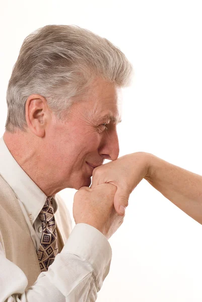 Άνθρωπος φιλιά το χέρι του μια ηλικιωμένη γυναίκα — Φωτογραφία Αρχείου