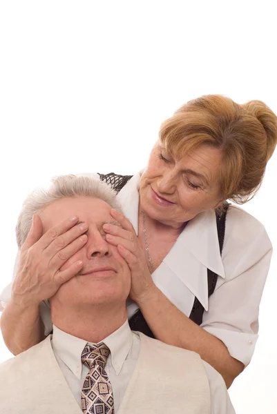 Starsza kobieta zamyka oczy człowieka — Zdjęcie stockowe