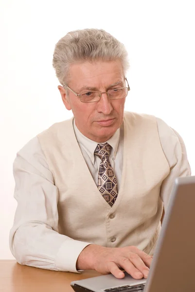 Ο άνθρωπος που κάθεται από το φορητό υπολογιστή — Φωτογραφία Αρχείου