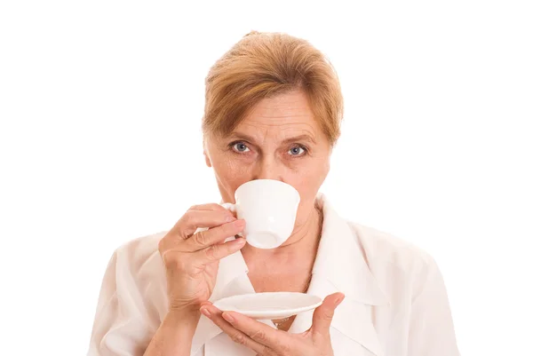 年上の女性がお茶を飲む — ストック写真