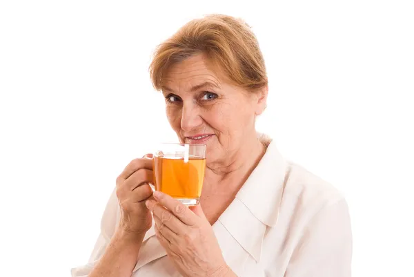 Ηλικιωμένη γυναίκα πίνοντας τσάι — Φωτογραφία Αρχείου
