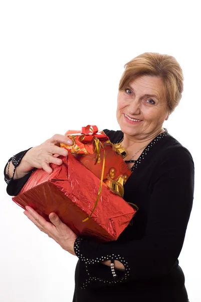 Piękna starsza kobieta z prezentem — Zdjęcie stockowe