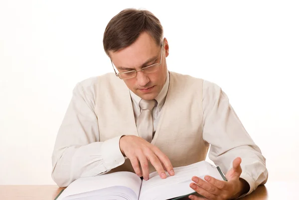Biznesmen czytający książkę — Zdjęcie stockowe