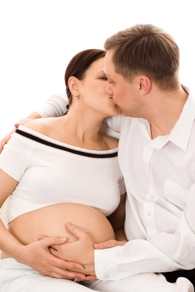 Mannen med sin gravida fru på en vit — Stockfoto