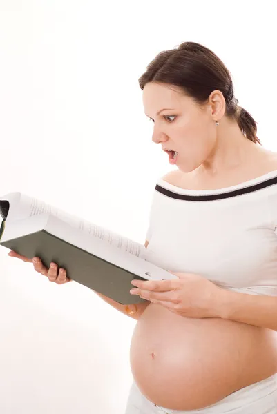Mulher grávida segurando um livro verde — Fotografia de Stock