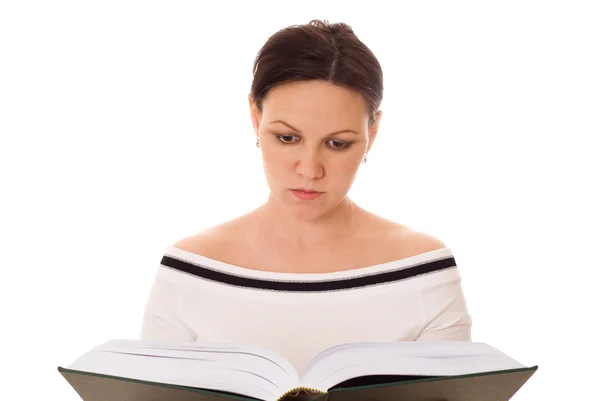 Беременная женщина читает зеленую книгу — стоковое фото