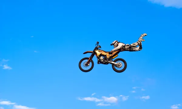 Motociclista voador — Fotografia de Stock