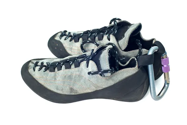 Mosquetão e sapatos de escalada — Fotografia de Stock