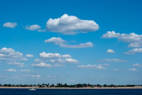 Cielo con nuvole sul fiume — Foto Stock