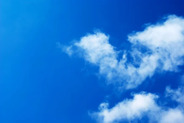 Blauwe lucht met wolken en zonlicht — Stockfoto