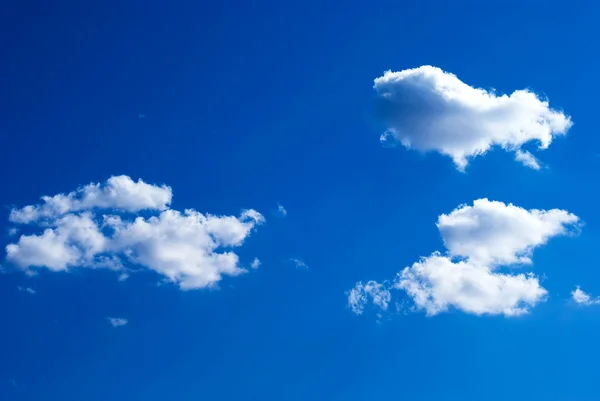 Blå himmel med moln och solljus — Stockfoto