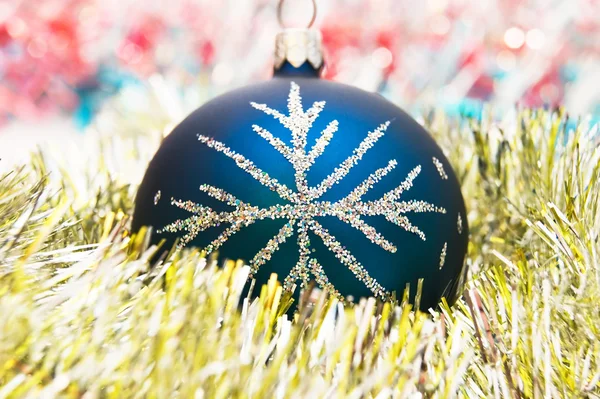 Boule de Noël bleue sur le décorat brillant — Photo