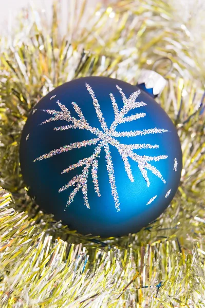 Bola de Navidad azul en la decoración brillante —  Fotos de Stock