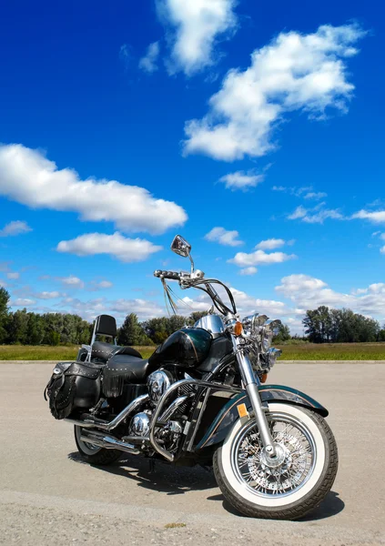 Motocykl na silnici na pozadí modré oblohy — Stock fotografie