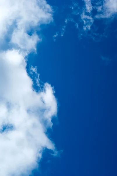 Błękitne niebo z chmurami i światłem słonecznym — Zdjęcie stockowe