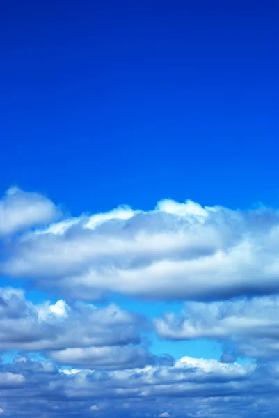 Ciel bleu avec nuages et lumière du soleil — Photo