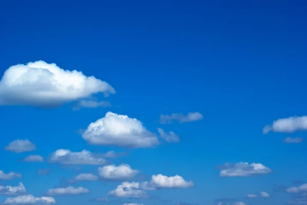 Céu azul com nuvens e luz solar — Fotografia de Stock