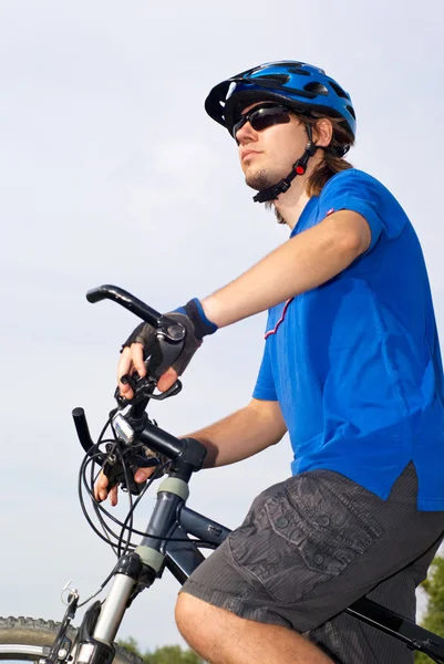 Fiatal kerékpáros sisak — Stock Fotó