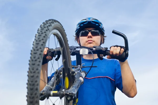 Nuori pyöräilijä kypärässä — kuvapankkivalokuva