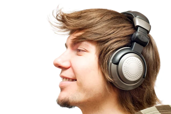 Leende glad ung man i en hörlurar — Stockfoto