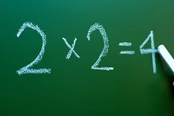 2x2 = 4 en una pizarra — Foto de Stock