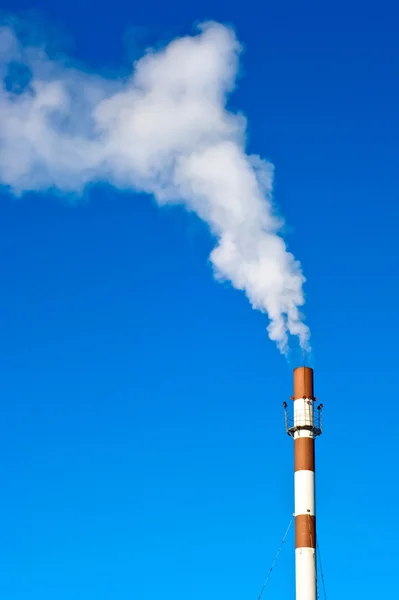 Tubo di fabbrica e fumo — Foto Stock