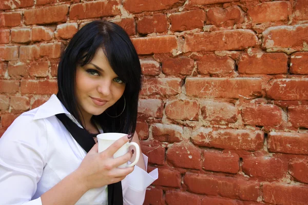 Mädchen mit einer Tasse eines Getränks — Stockfoto