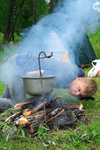 Guy pianta un fuoco — Foto Stock