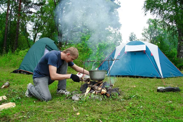 Guy plants a fire — Stock Photo, Image